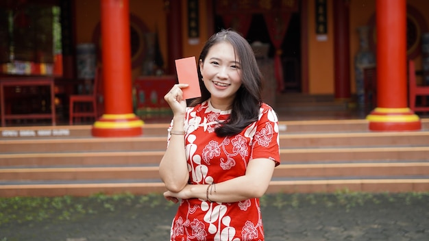 Aziatische chinese vrouwen die ang pao houden bij vihara