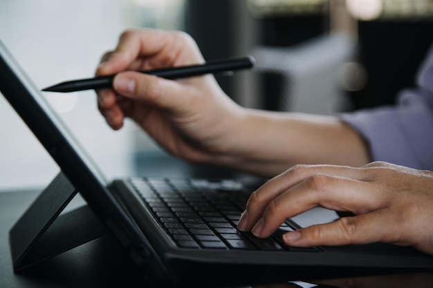 Aziatische collega's man en vrouw bespreken en werken met laptopcomputer op bureau op kantoor