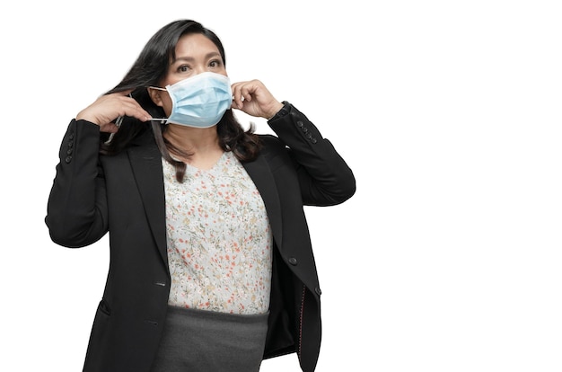 Aziatische dame met een masker nieuw normaal op kantoor om de veiligheidsinfectie te beschermen Covid19 Coronavirus isoleert op een witte achtergrond met uitknippad en kopieer ruimte