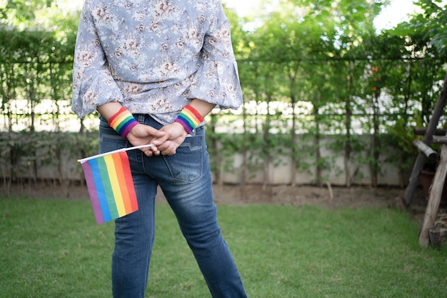 Aziatische dame met regenboogkleurenvlag, symbool van lgbt-trotsmaand viert jaarlijks in juni sociaal van homo, lesbienne, biseksueel, transgender, mensenrechten.