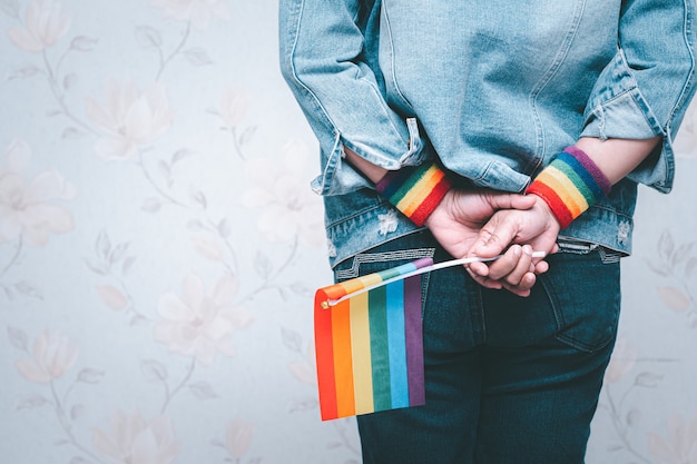 Aziatische dame met regenboogkleurenvlag.