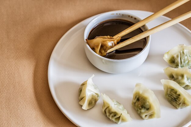 Aziatische dumplings met sojasaus op een bord