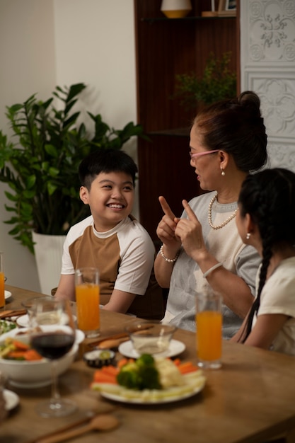 Foto aziatische familie die samen eet