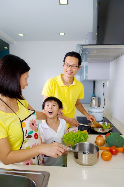 Aziatische familie in de keuken