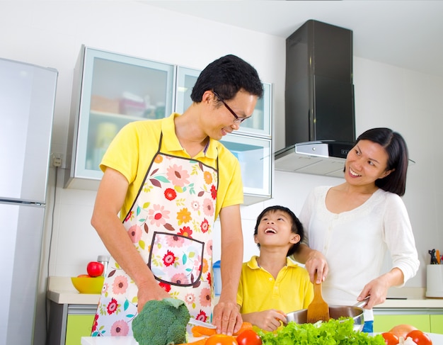 Aziatische familie in de keuken