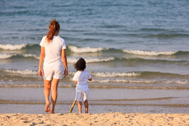 Aziatische familie op tropisch strand