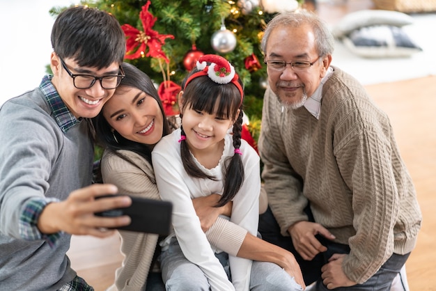 Foto aziatische familie selfie met een kerstboom