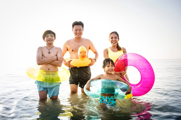 Aziatische familie spelen op het strand