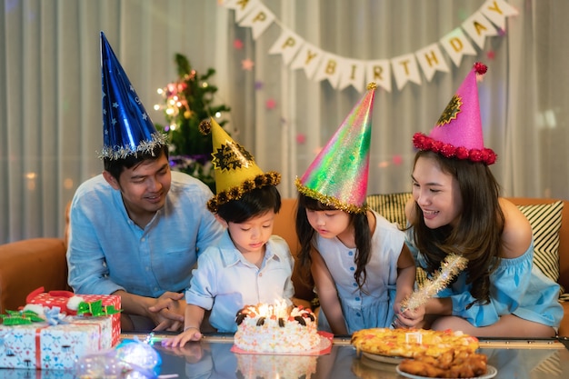 Aziatische familie viert verjaardag