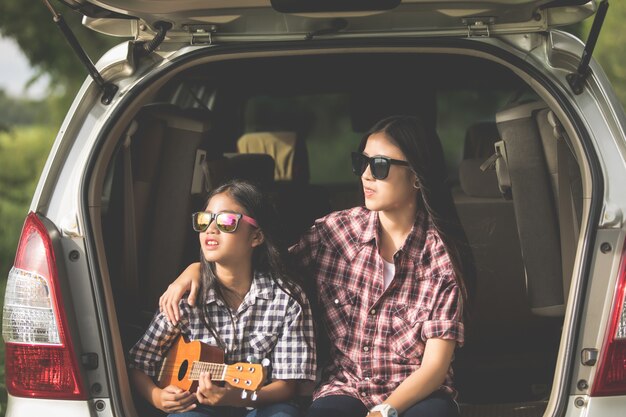 Aziatische familie zit in de auto om te genieten van road trip