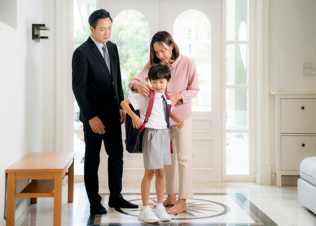 Aziatische familievader, moeder en haar zoon gaan terug van school naar huis