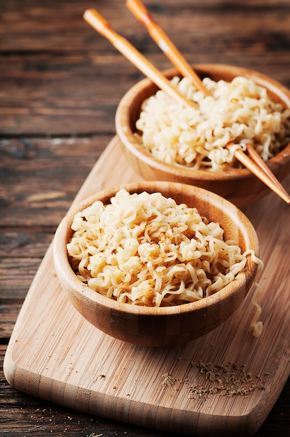 Aziatische fastfood noodle op de houten tafel