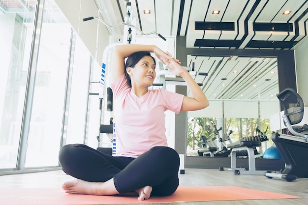 Aziatische Fitness Vrouw Opwarmen voordat Oefening in Gym, Middelbare leeftijd Vrouw Yoga uit te werken