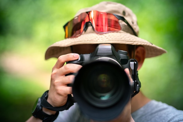 aziatische fotograaf reist en maakt foto met lenscamera en backpacker trail trekking in de natuur