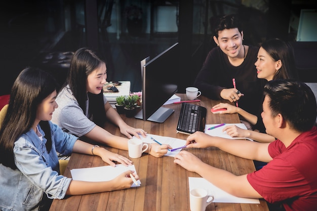 Aziatische freelance team schaven voor teamwerk in kantoor vergaderzaal