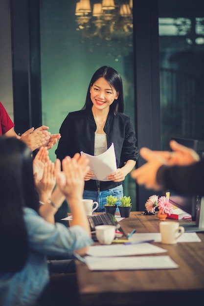 Aziatische freelance teamvergadering met geluk in modern huisbureau