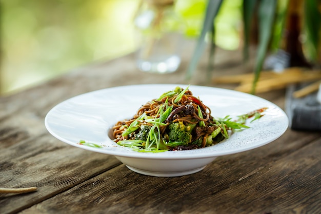 Aziatische gastronomische wok soba noedels met groenten