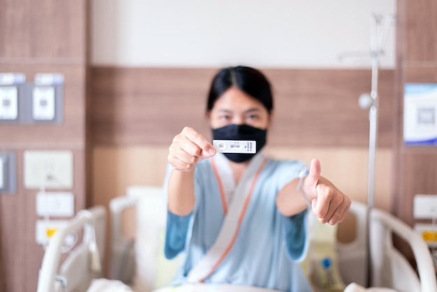 Aziatische geduldige vrouw met een covid19-zelftest voor snelle antigeentestkit in het ziekenhuis