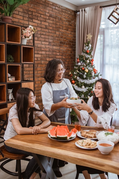 Aziatische gelukkige familie die Kerstmis samen thuis viert