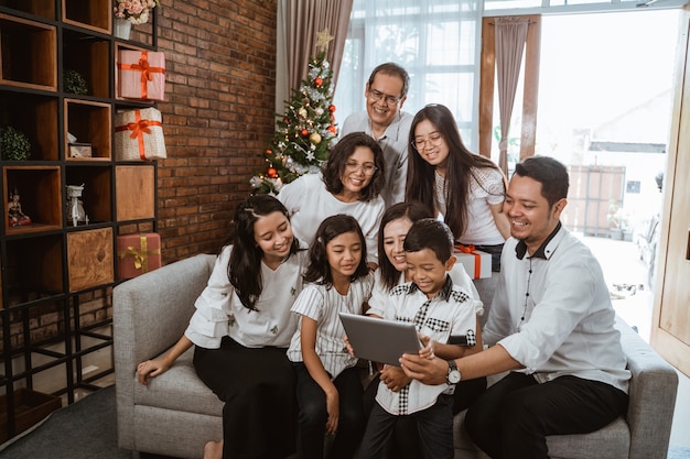 Aziatische gelukkige familie die Kerstmis samen thuis viert