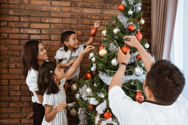 Aziatische gelukkige familie die Kerstmis samen thuis viert