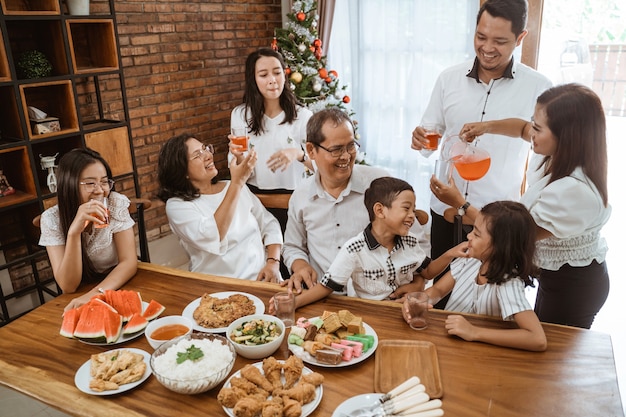 Aziatische gelukkige familie die Kerstmis samen thuis viert