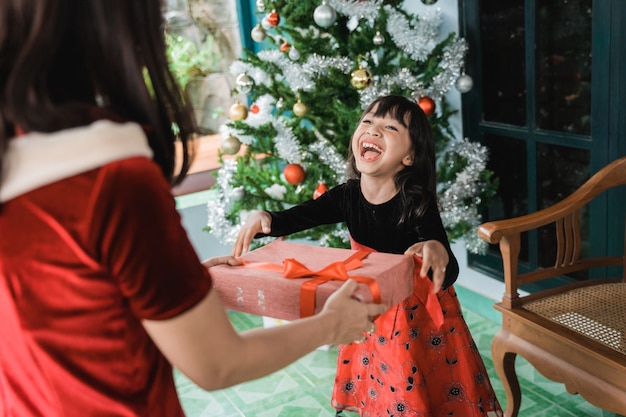 Aziatische gelukkige familie die Kerstmis samen thuis viert