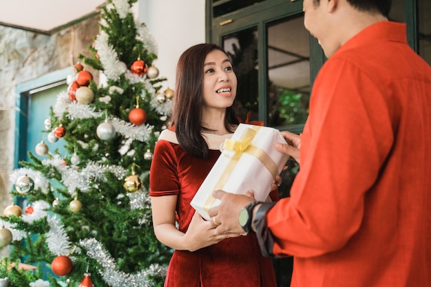 Aziatische gelukkige familie die kerstmis samen thuis viert