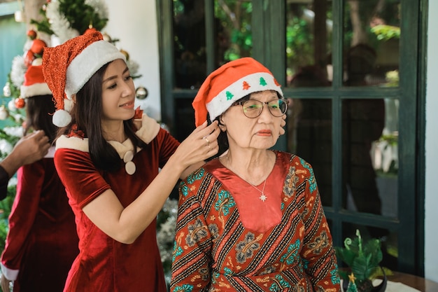 Aziatische gelukkige familie die Kerstmis samen thuis viert