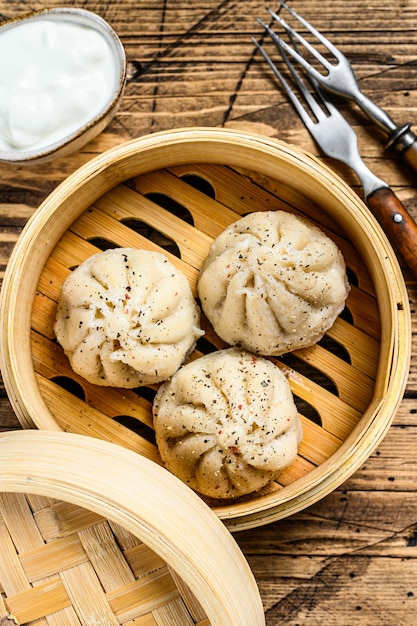 Aziatische gestoomde dumplings manti in een bamboestoomboot