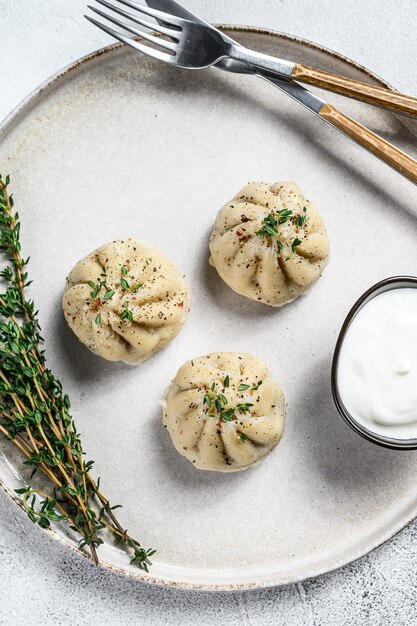 Aziatische gestoomde Dumplings Manti met gehakt vlees op een bord