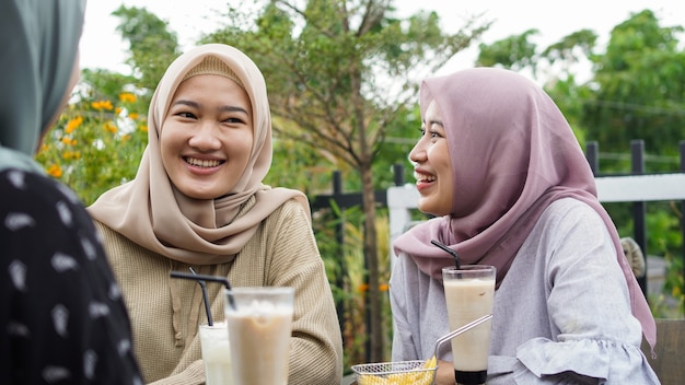 Aziatische groep hijab vrouw smilling in café met vriend