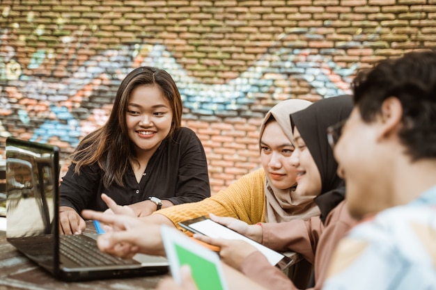Aziatische groep studenten leren met behulp van laptop