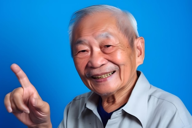 Aziatische grootvader kijkt en glimlacht met opgeheven wijsvinger op blauwe achtergrond neuraal netwerk gegenereerde kunst