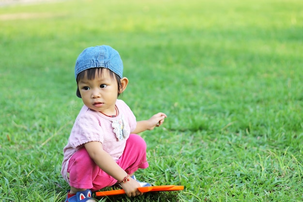 Aziatische het kindpraktijk van het babykind aan het lopen bij het grasgebied.