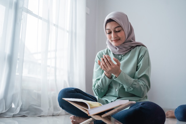 Aziatische hijab jonge vrouwen bidden