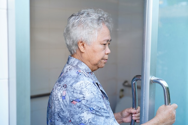 Aziatische hogere vrouwen geduldige open toiletbadkamers.