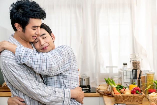 Aziatische homoseksuele paar knuffel en kus in de keuken in de ochtend. Concept LGBT gay.