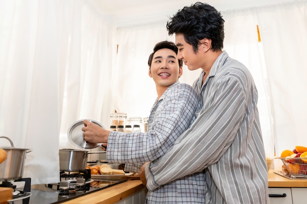 Aziatische homoseksuele paar samen koken in de keuken. Concept LGBT gay.