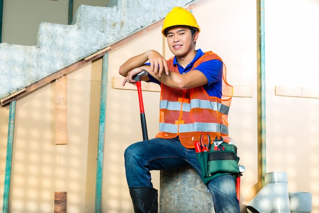 Aziatische Indonesische bouwvakker op bouwterrein