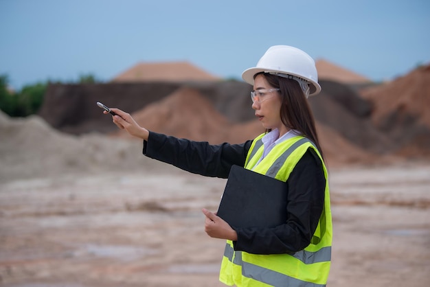 Aziatische ingenieur aan het werk op de plaats van een groot bouwprojectThailand-mensenOveruren op de bouwplaats