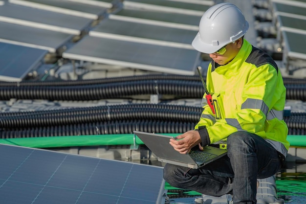 Aziatische ingenieur die werkt bij drijvende zonne-energiecentraleHernieuwbare energieTechnicus en investeerder zonnepanelen die de panelen controleren bij zonne-energie-installatie