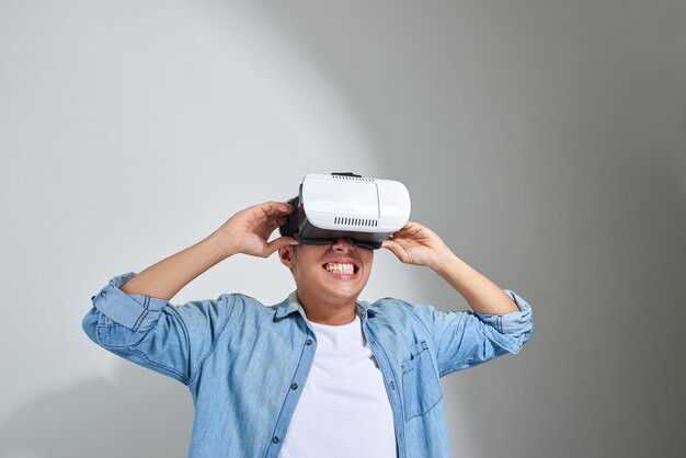 Aziatische jonge man met virtual reality-headset.