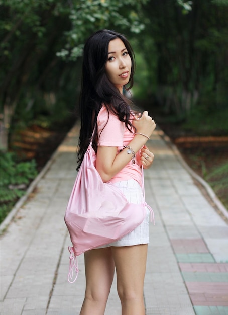 Aziatische jonge mooie vrouwelijke backpacker die alleen in boswildernis reist. Aantrekkelijke meisjesreiziger