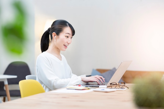 Aziatische jonge vrouw die met een computerscherm spreekt