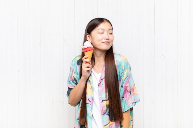 Aziatische jonge vrouw met een ijsje