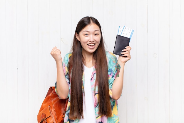 Aziatische jonge vrouw met een paspoort. vakantie concept