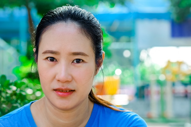 Aziatische jonge vrouw op openluchtachtergrond, vrouwen in Thailand.