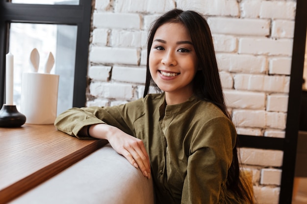 Aziatische jonge vrouw zitten in het café.