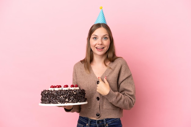 Aziatische jonge vrouw zittend op de vloer met een kopje koffie